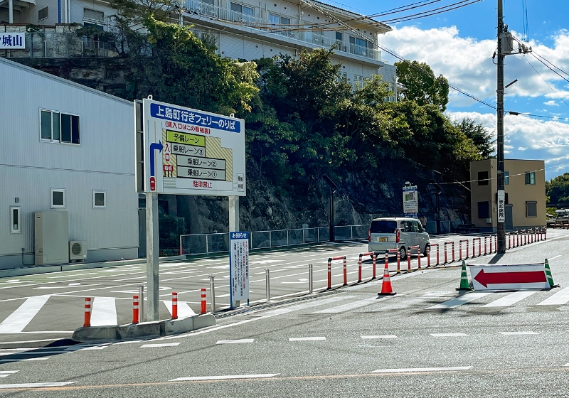 乗船券を購入する様子の写真