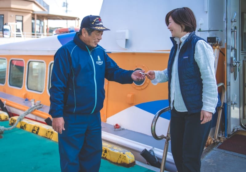 上陸券を渡す様子の写真