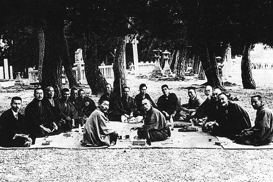 松原での祝宴(弓削町制施行50周年記念写真集から)