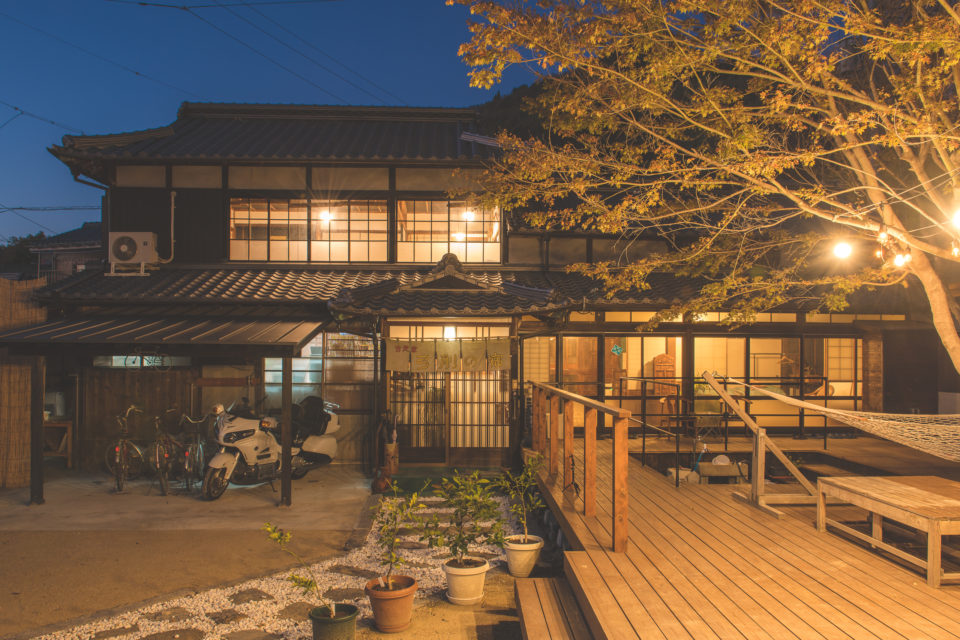 <em>宿を巡る離島旅</em> 「地魚のおもてなしで、心から憩う」 古民家弓削の宿・弓削島<br /><sub>Island trip around Minshuku / "Relaxing with the hospitality of local fish dishes" YugenoYado, Yuge island<sub>