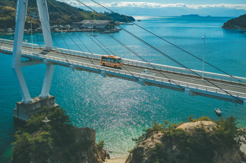 <em>橋を巡る離島旅</em> 「途中下車と最北端。町有バスで島旅を。」 <em>ゆめしま海道 ② 町有バス・弓削島、佐島、生名島、岩城島</em><br><sub>Island trip around Bridge / "Get off on the way to the northernmost point. Take a trip to the island on the local bus." Yumeshima Kaido (2)   The local Bus, Yuge – Sashima – Ikina – Iwagi island<sub>